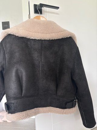Chaqueta aviador forrada negra y beige de mango.