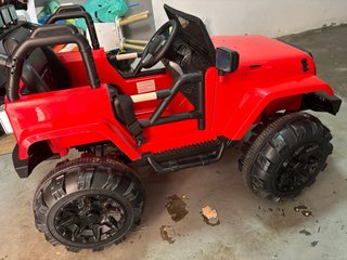 Coche eléctrico infantil rojo