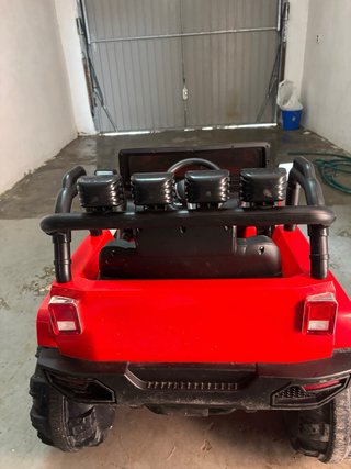 Coche eléctrico infantil rojo