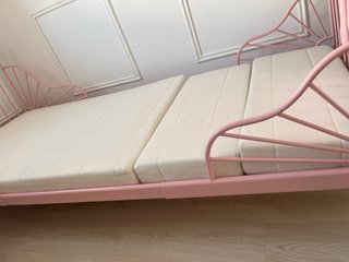 Cama infantil extensible IKEA rosa