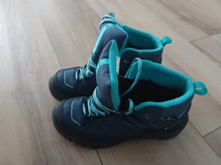 Botas de trekking azules y turquesa