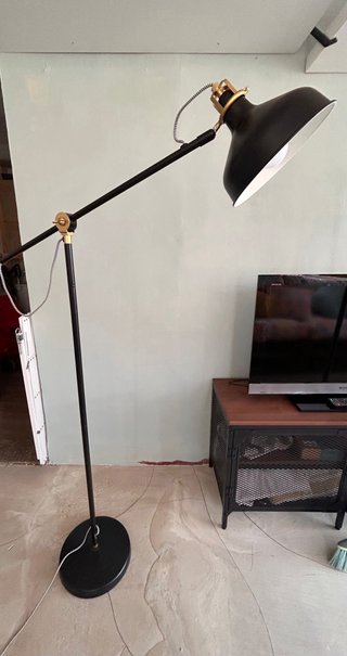 Lámpara de pie IKEA RANARP Negra y Dorada