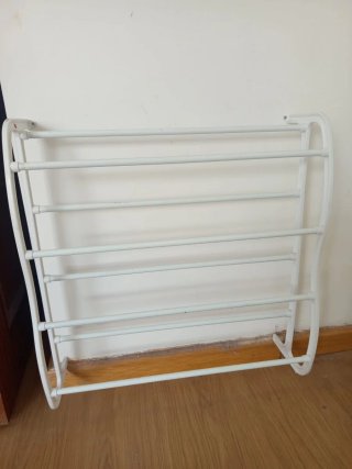 Estanterías y barra vestidor
