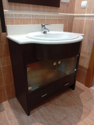 Mueble de baño con puertas y cajones, lavabo y gri