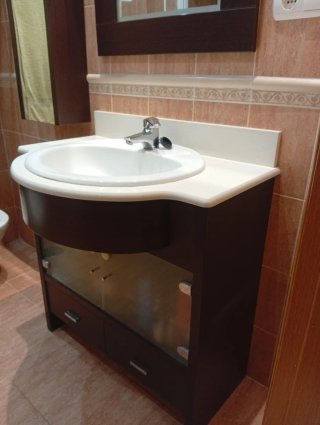 Mueble de baño con puertas y cajones, lavabo y gri