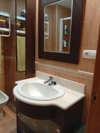 Mueble de baño con puertas y cajones, lavabo y gri