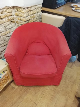 Sillón de tela rojo