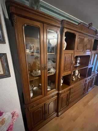 Mueble de salón clásico de madera y cristal