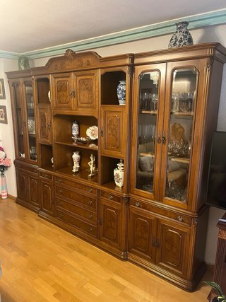 Mueble de salón clásico de madera y cristal