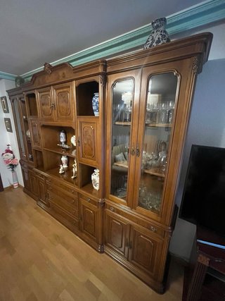 Mueble de salón clásico de madera y cristal