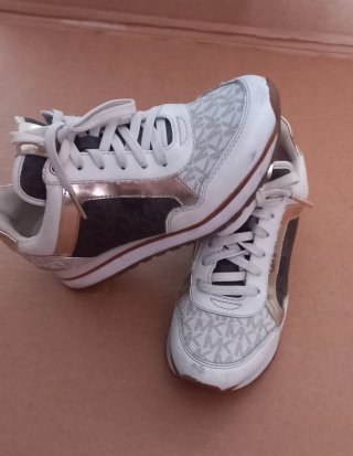 Zapatillas Michael Kors Blancas y Doradas