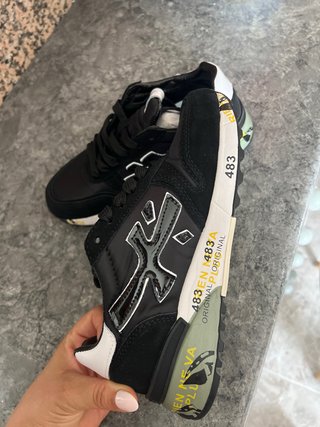 Zapatillas deportivas negras y blancas