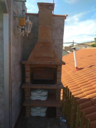 Barbacoa prefabricada  de ladrillo y piedra