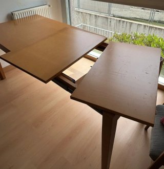 Mesa de comedor de madera