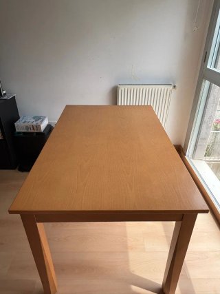 Mesa de comedor de madera
