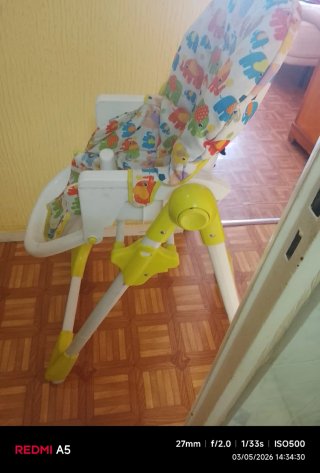 Trona infantil casi nueva