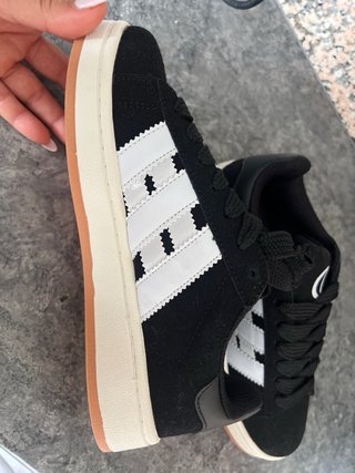 Zapatillas Adidas Negras y Blancas