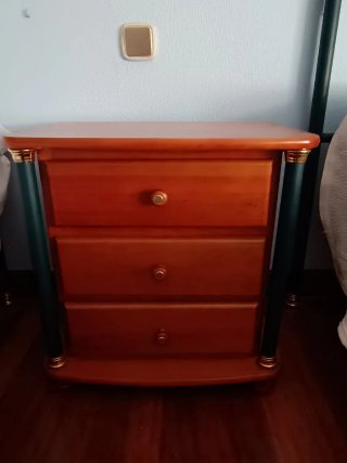 Mesita de noche de madera y metal