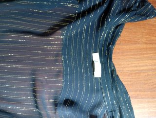 Blusa negra con rayas doradas