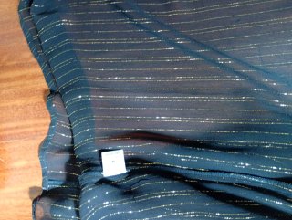 Blusa negra con rayas doradas