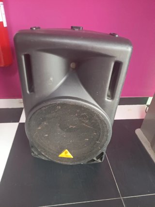 Altavoz Behringer Negro.
