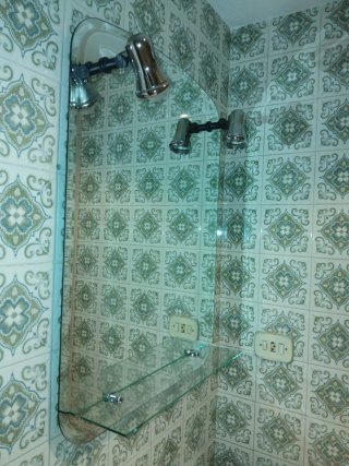 Espejo lavabo con balda y apliques