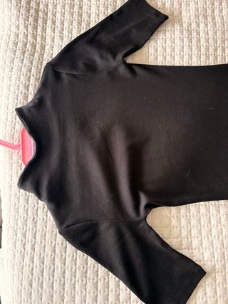 Vestido negro ajustado cuello alto