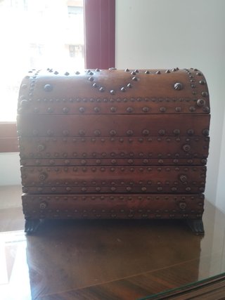 Joyero de madera con forro rojo