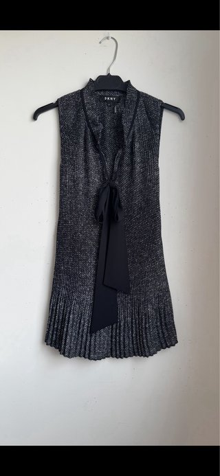 Camisa DKNY sin mangas plateada y negra