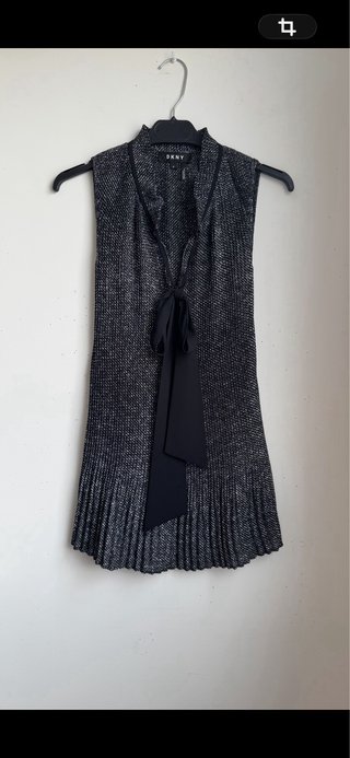 Camisa DKNY sin mangas plateada y negra