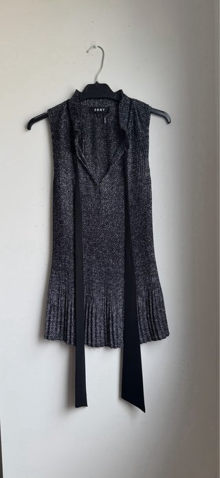 Camisa DKNY sin mangas plateada y negra