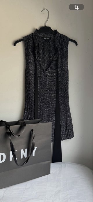 Camisa DKNY sin mangas plateada y negra