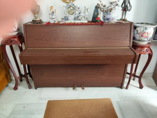 Piano Kawai de pared