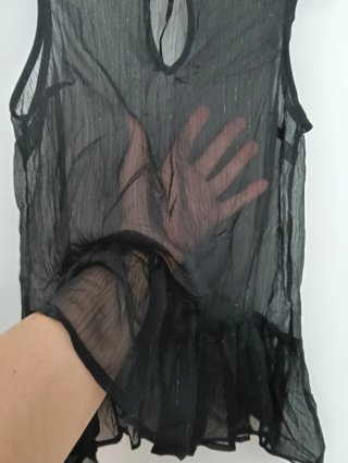 Blusa transparente negra con volantes