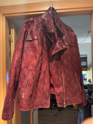 Cazadora efecto piel serpiente roja