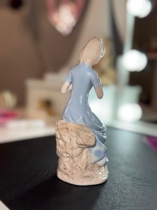 Figura porcelana vintage mujer con paloma