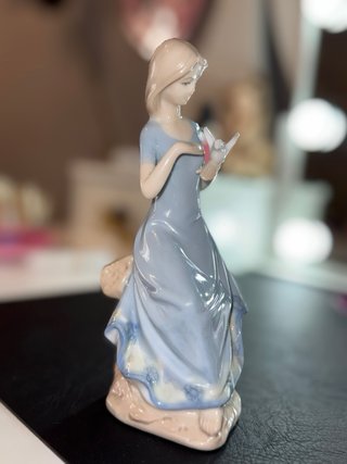 Figura porcelana vintage mujer con paloma