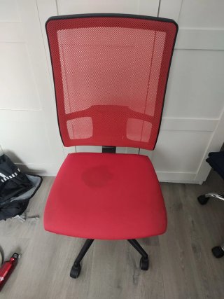 Silla de oficina ergonómica roja