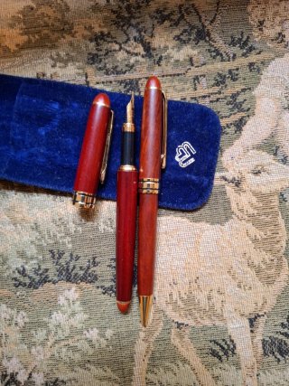 Lote Plumas y Estuche Azul