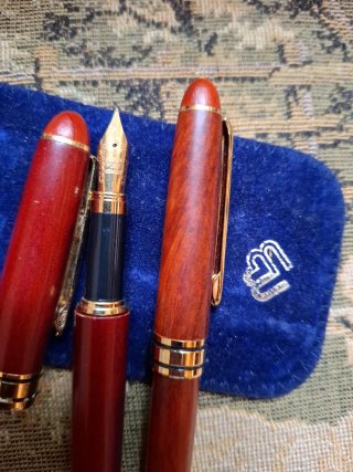 Lote Plumas y Estuche Azul