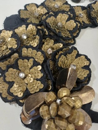 Collares de fiesta con pedrería y lentejuelas