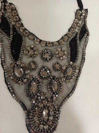 Collares de fiesta con pedrería y lentejuelas