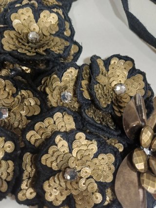 Collares de fiesta con pedrería y lentejuelas