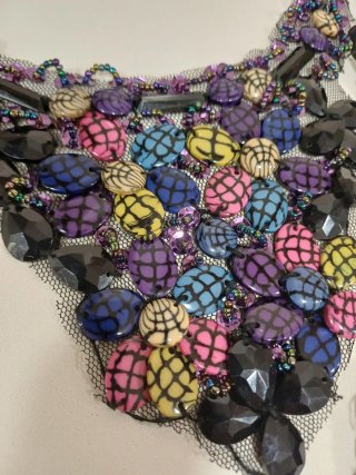 Collares de fiesta con pedrería y lentejuelas