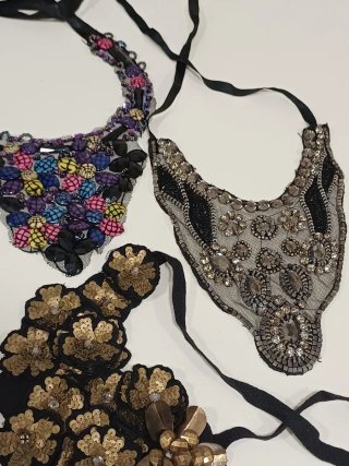 Collares de fiesta con pedrería y lentejuelas