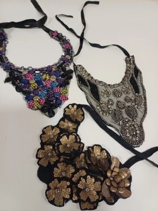 Collares de fiesta con pedrería y lentejuelas