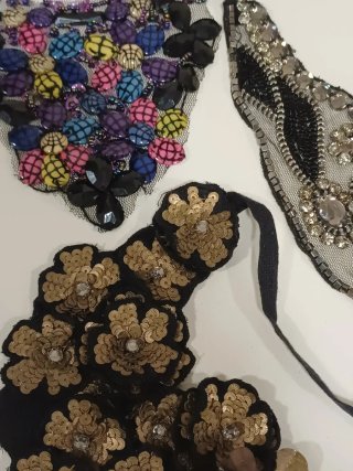 Collares de fiesta con pedrería y lentejuelas