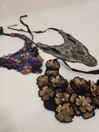 Collares de fiesta con pedrería y lentejuelas