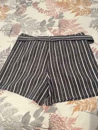 Pantalones cortos de rayas grises y blancas
