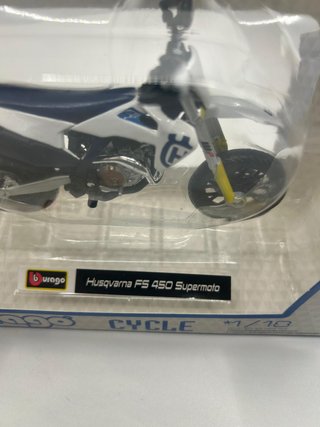 Bburago Husqvarna FS 450 Supermoto 1/18